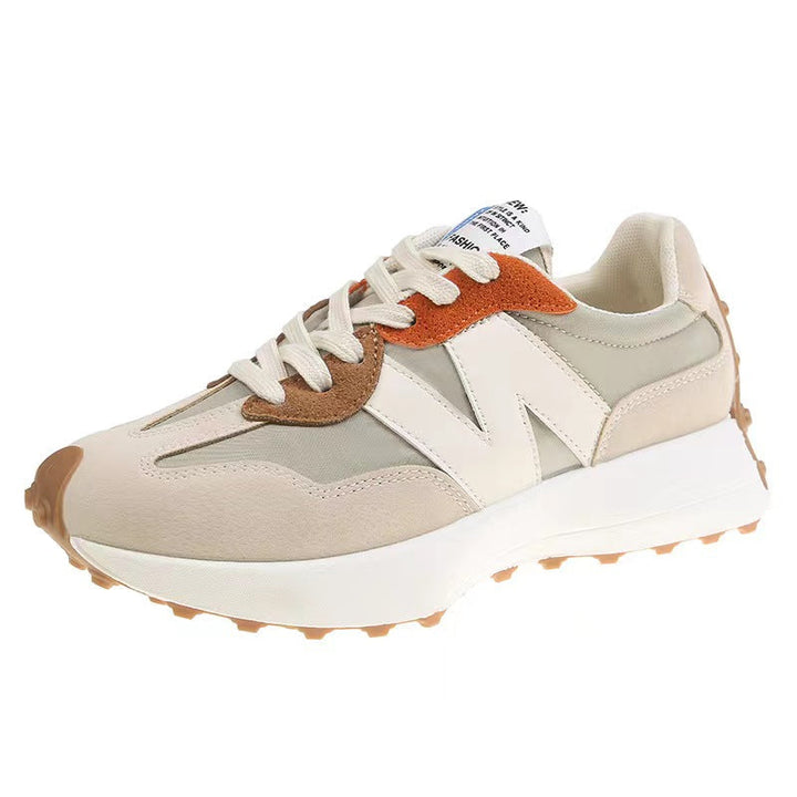 "Chique damessneakers aan zijaanzicht; stijlvolle beige trainers met moderne look en comfortabele pasvorm."