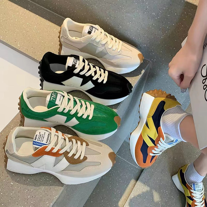 "Chique damessneakers aan zijaanzicht; stijlvolle beige trainers met moderne look en comfortabele pasvorm."