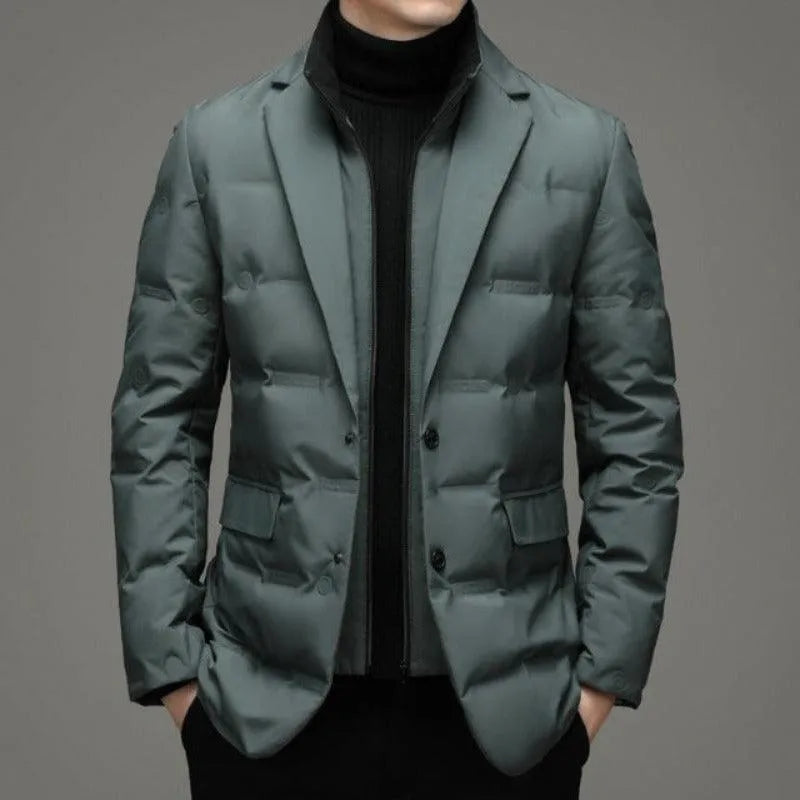 Veelzijdige herenjack met waterdichte stof en multipocket design, ideaal voor herfst/winter. Chique en functioneel.