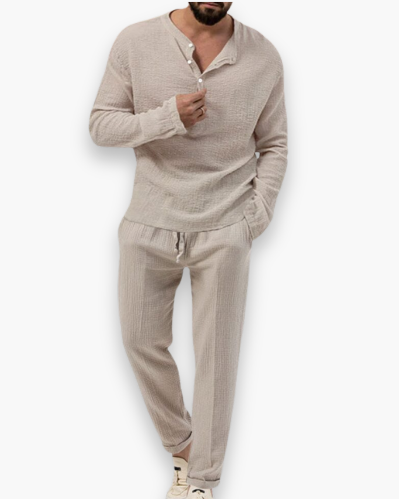 Comfortabele en luchtige heren kledingset voor de zomer. Casual tweedelige outfit voor mannen.