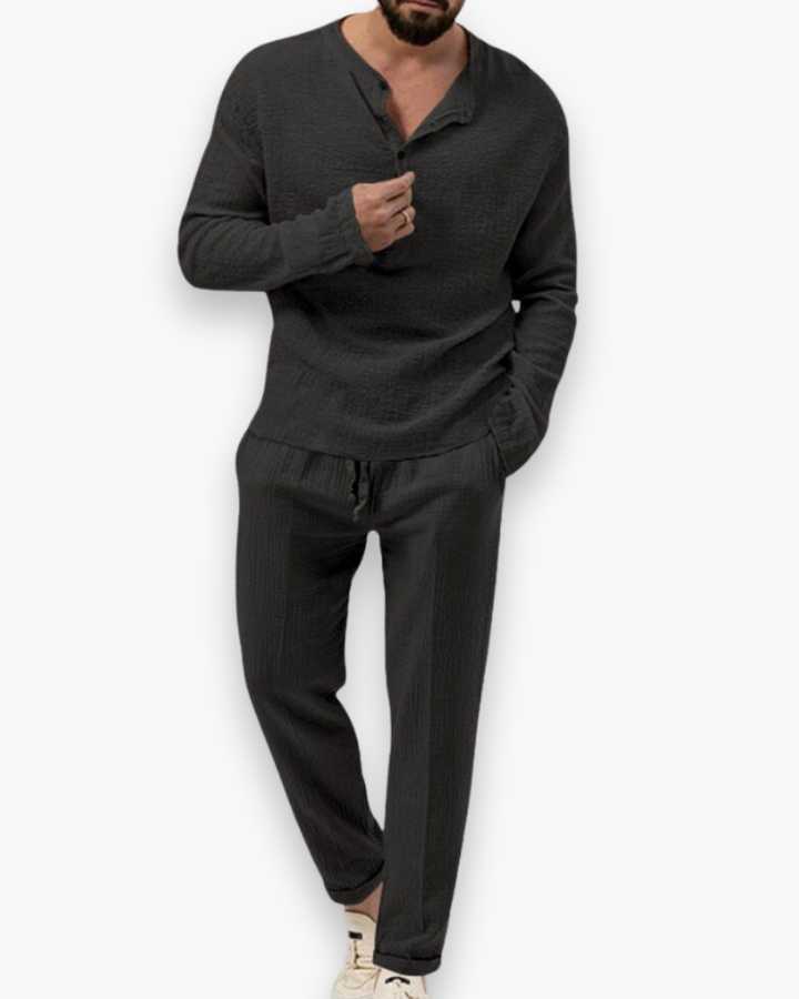 Stijlvolle heren zomeroutfit, twee-delig en chique. Luchtige kledingset voor casual zomerdagen.