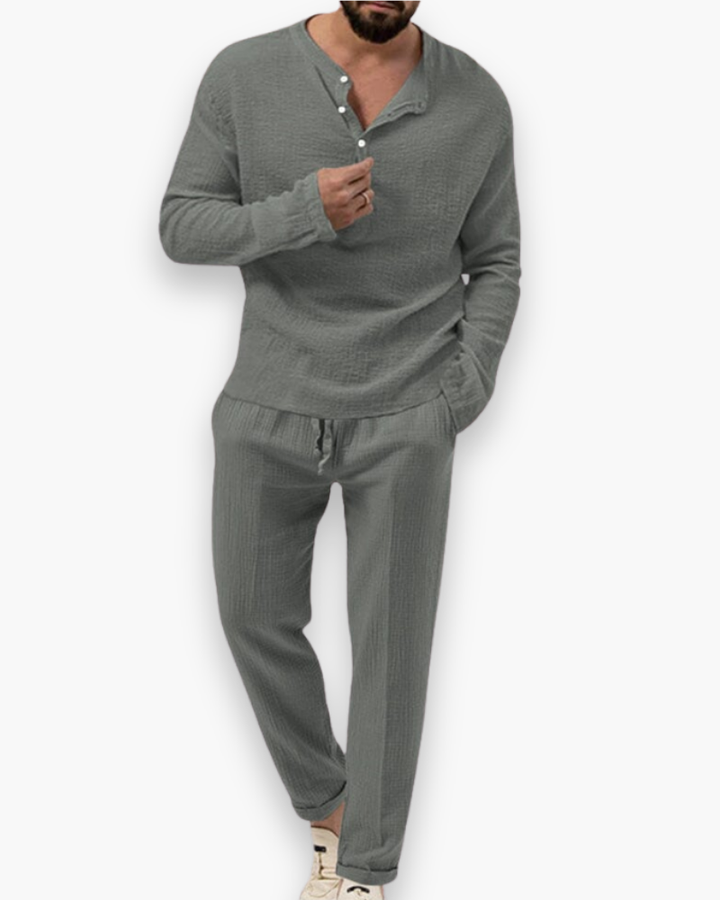 Complete heren zomerset, bestaande uit een chique top en broek. Ideaal voor een comfortabele zomerlook.