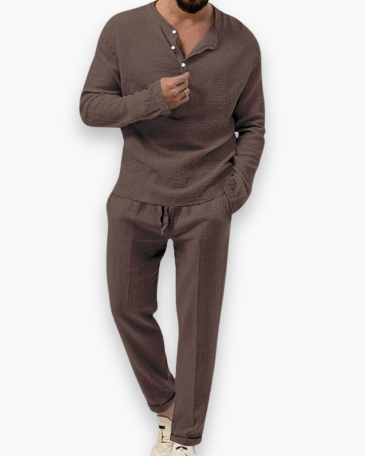 Luchtige heren zomeroutfit, comfortabel en chique. De perfecte tweedelige set voor warme zomerdagen.