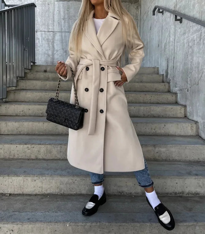 "Chique lange getailleerde dames trenchcoat met dubbele rij knopen, klassieke revers en ceintuur voor een stijlvol silhouet."