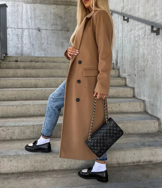 "Chique lange getailleerde dames trenchcoat met dubbele rij knopen, klassieke revers en ceintuur voor een stijlvol silhouet."