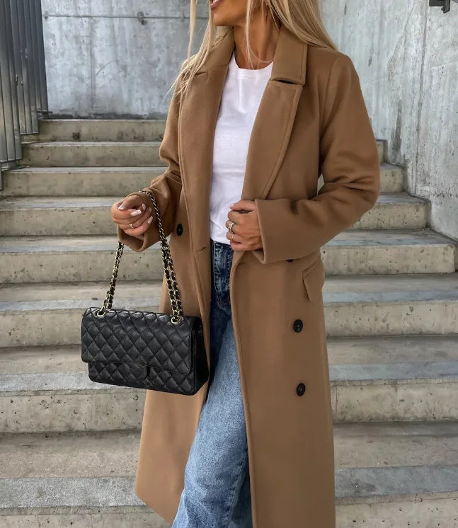 "Chique lange getailleerde dames trenchcoat met dubbele rij knopen, klassieke revers en ceintuur voor een stijlvol silhouet."