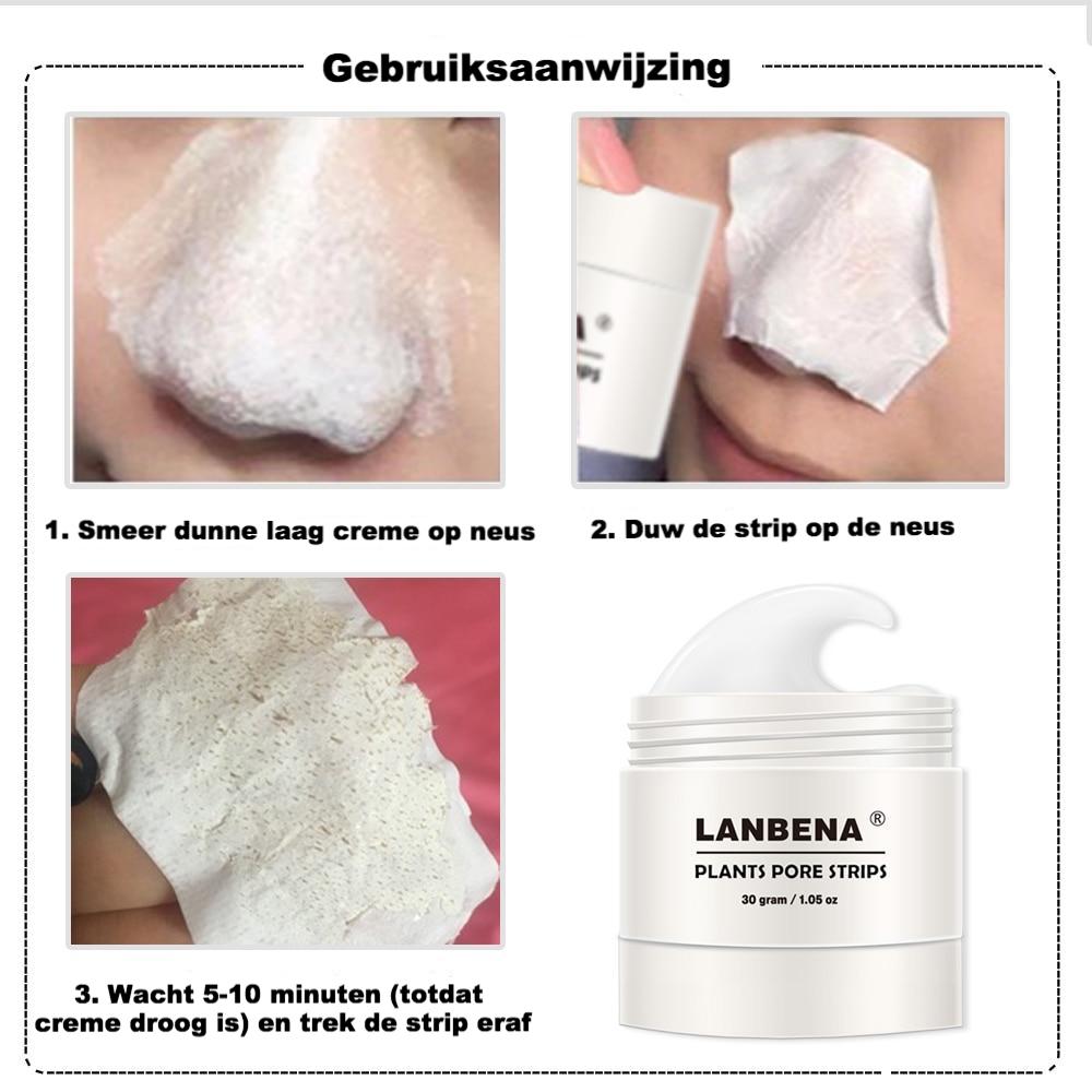 Vrouw brengt ClearSkin gezichtsmasker aan om zwarte punten en onzuiverheden te verwijderen, voor een schone teint.