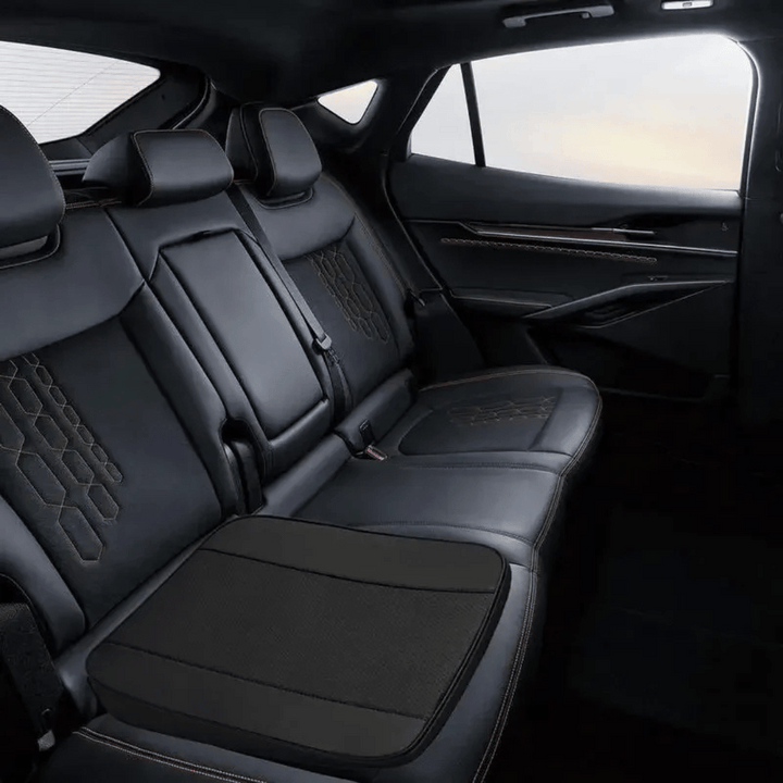 Ademend memory foam zitkussen. Zitverhoger voor autostoel verhoogt zitcomfort en ondersteuning op lange ritten.