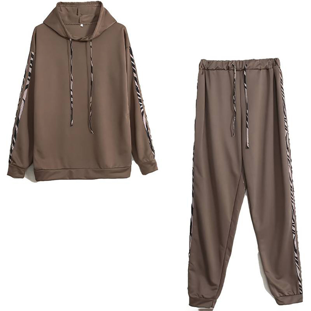 Stijlvolle vrouwelijke loungewear set. Zachte hoodie en bijpassende joggingbroek, ideaal voor casual comfort.