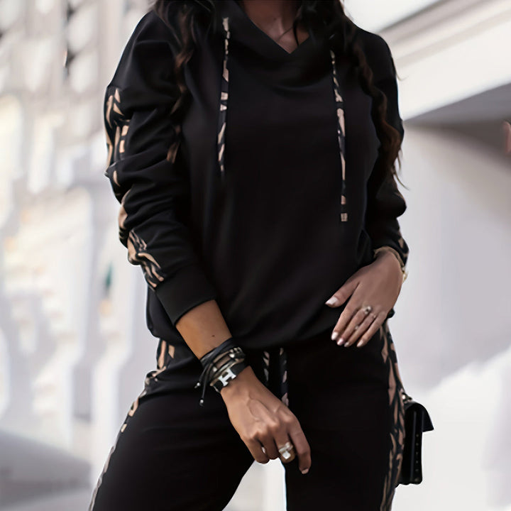 Modieuze dames tweedelige set. Een comfortabele hoodie en broek, geschikt voor sport & casual uitjes.