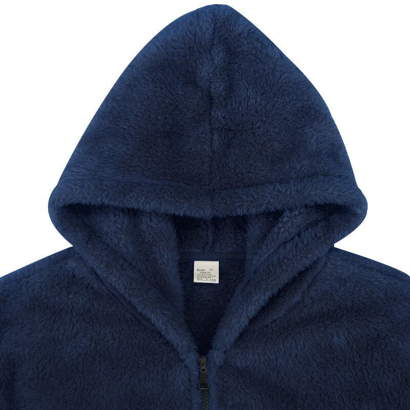 Detail van de rits en capuchon op dit warme heren fleecevest, perfect voor koude dagen.