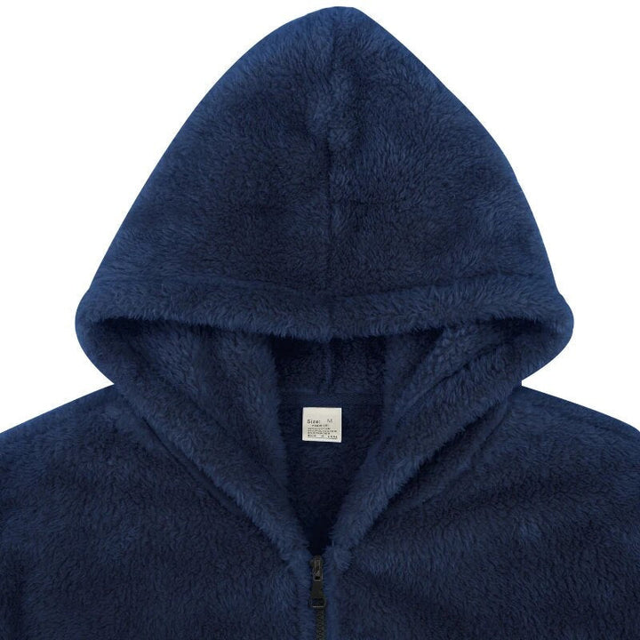 Detail van de rits en capuchon op dit warme heren fleecevest, perfect voor koude dagen.