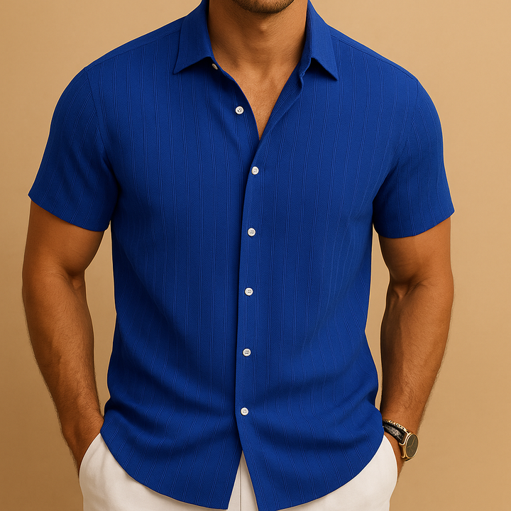 Effen herenoverhemd met korte mouw, creëert een nette en stijlvolle look. Comfortabele zomerkleding.