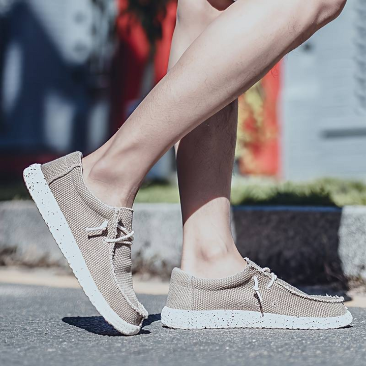 "Comfortabele ademende heren instappers, duurzaam ontwerp in effen kleur, ideaal voor casual gebruik met stevige grip."