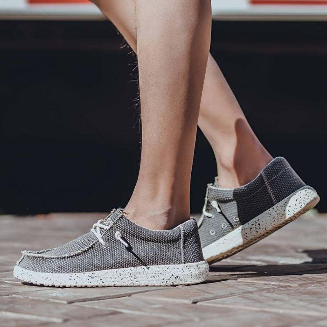 "Comfortabele ademende heren instappers, duurzaam ontwerp in effen kleur, ideaal voor casual gebruik met stevige grip."