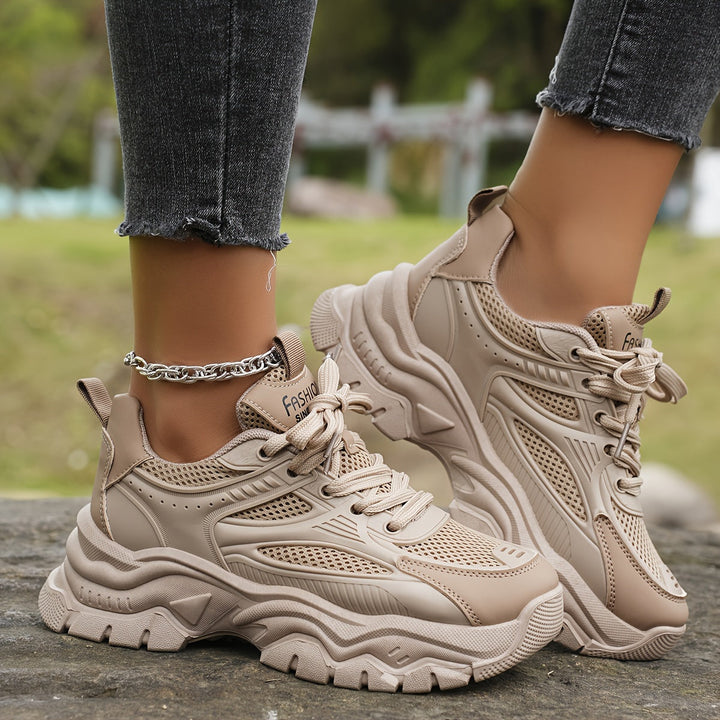 "Comfortabele beige dames sneakers met ademend materiaal en stevige zool, ideaal voor dagelijks gebruik en bij elke outfit pa