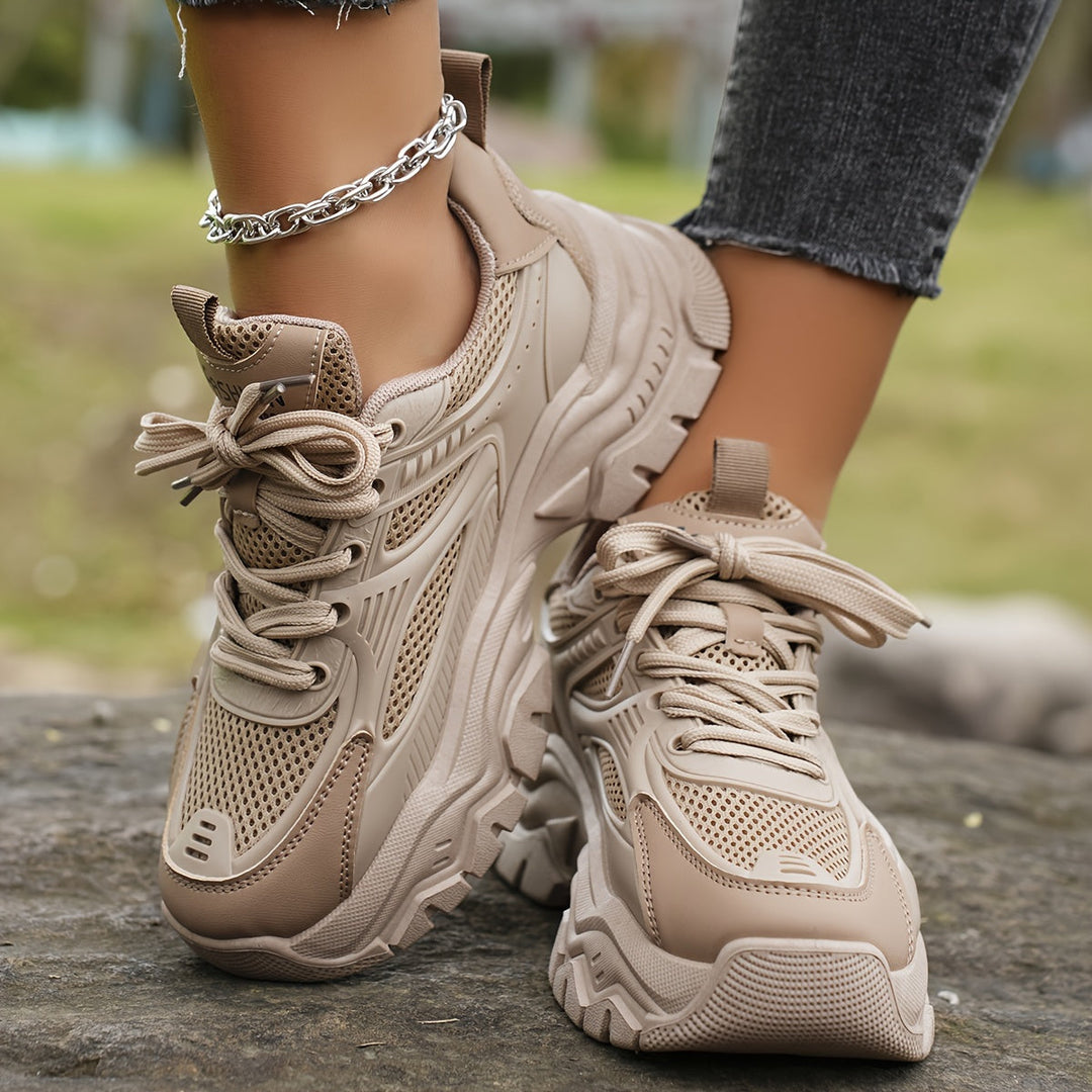"Comfortabele beige dames sneakers met ademend materiaal en stevige zool, ideaal voor dagelijks gebruik en bij elke outfit pa
