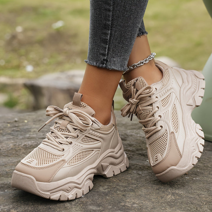 "Comfortabele beige dames sneakers met ademend materiaal en stevige zool, ideaal voor dagelijks gebruik en bij elke outfit pa