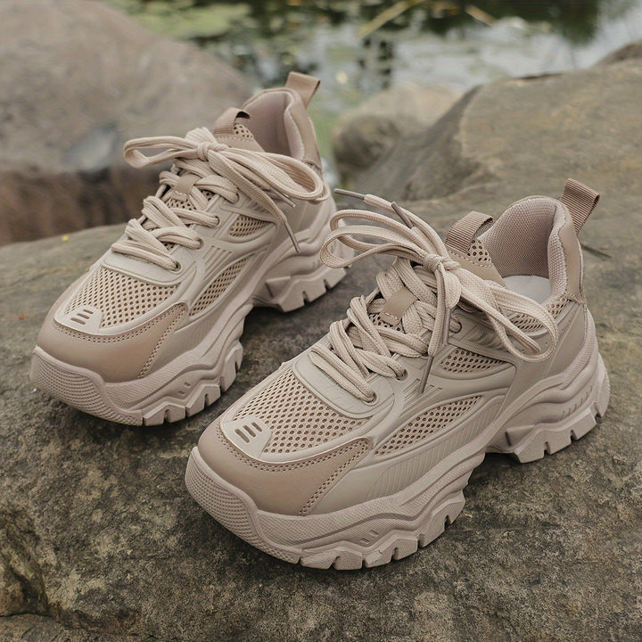 "Comfortabele beige dames sneakers met ademend materiaal en stevige zool, ideaal voor dagelijks gebruik en bij elke outfit pa