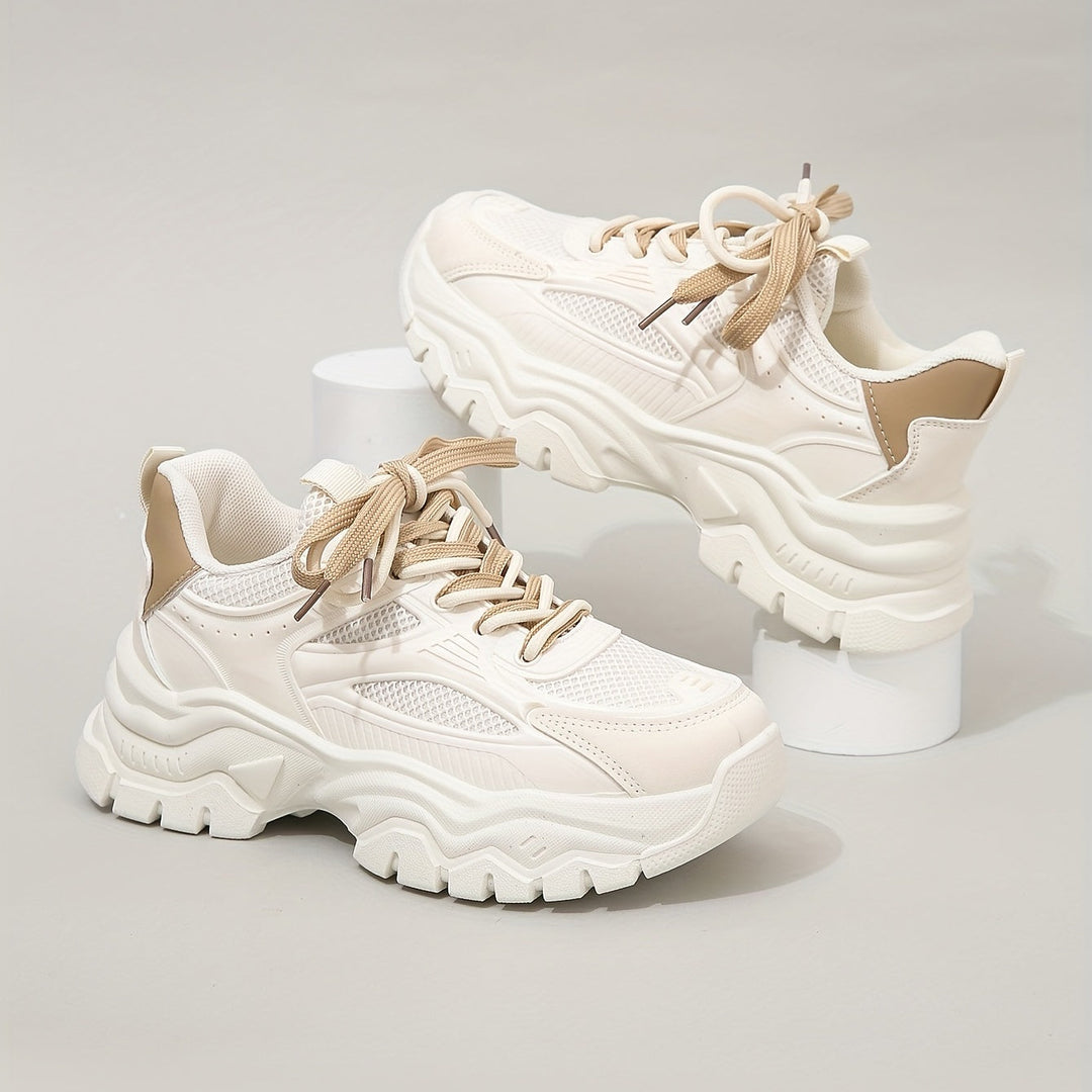 "Comfortabele beige dames sneakers met ademend materiaal en stevige zool, ideaal voor dagelijks gebruik en bij elke outfit pa