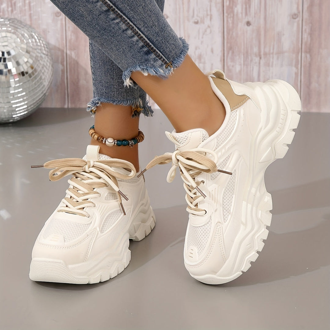 "Comfortabele beige dames sneakers met ademend materiaal en stevige zool, ideaal voor dagelijks gebruik en bij elke outfit pa