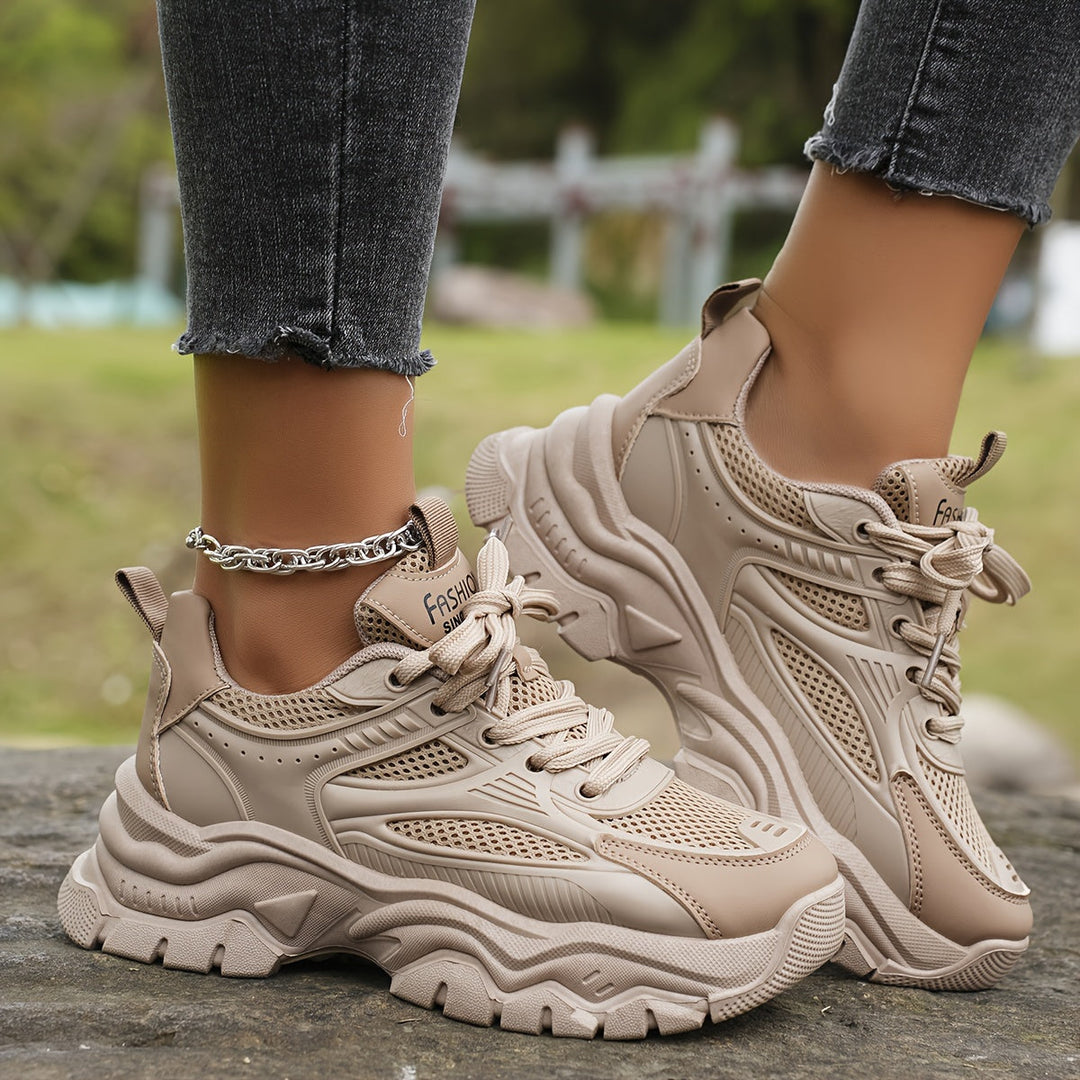 "Comfortabele beige dames sneakers met ademend materiaal en stevige zool, ideaal voor dagelijks gebruik en bij elke outfit pa
