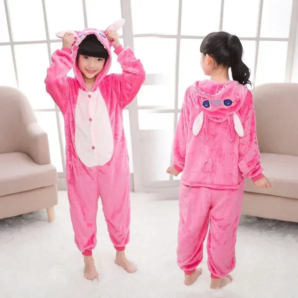Zachte kinder Stitch jumpsuit in roze, perfect als speelse pyjama en warm voor het slapengaan.