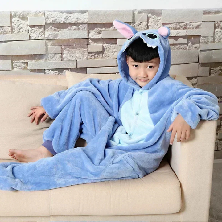 Detail van de Stitch capuchon op blauwe kinderonesie, ideaal voor comfortabele kinderkleding.
