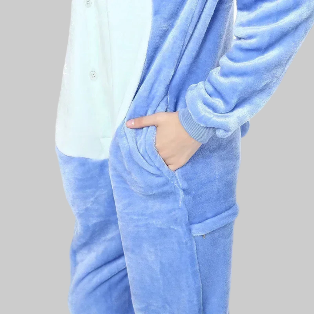 Speelse Stitch pyjama in blauw met roze accenten, een comfortabele jumpsuit voor kinderen.