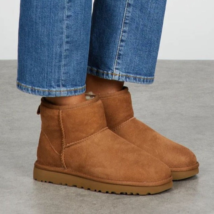 Dames Boston Mini boots aan de voet, comfortabele winterlaarzen voor dagelijks gebruik. Warme enkellaarzen met stijlvolle look.