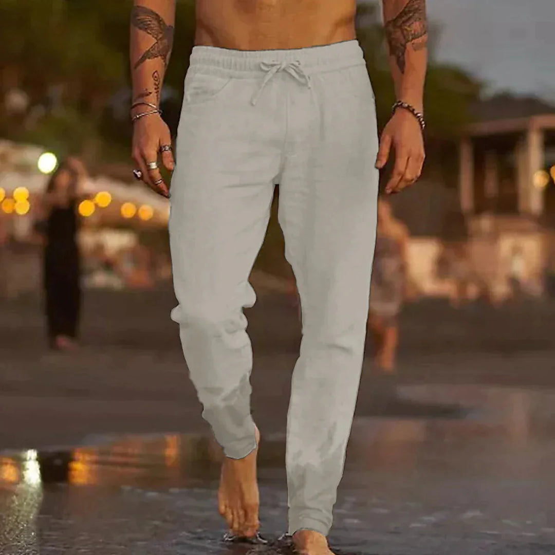 Close-up van de elastische tailleband en het trekkoord van deze comfortabele heren casual broek.