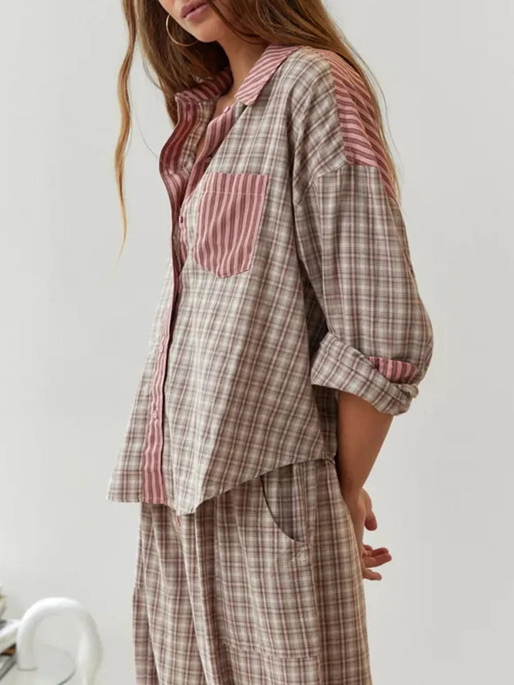 Comfortabele dames geruite pyjamaset in lichtbruin/lichtblauw. Tweedelige loungewear voor ontspanning thuis.