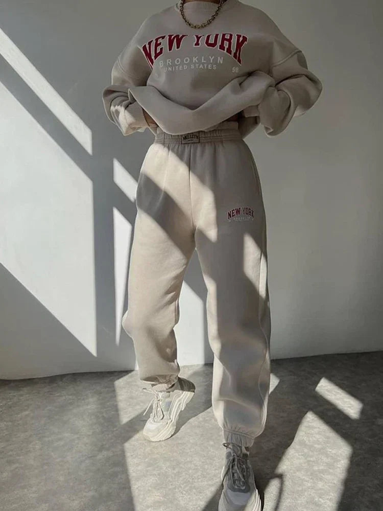 Stijlvolle dameskleding: comfortabele tweedelige set. Lounge pak van katoenmix met oversized fit, perfect voor vrije tijd.