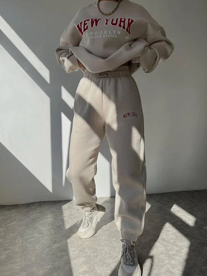 Stijlvolle dameskleding: comfortabele tweedelige set. Lounge pak van katoenmix met oversized fit, perfect voor vrije tijd.