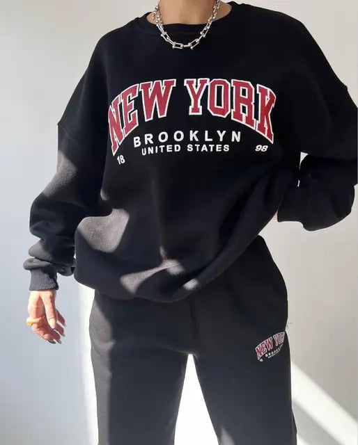 Dames oversized sweater en joggingbroek. Comfortabele tweedelige lounge set van katoenmix, ideaal voor huispak of streetstyle.