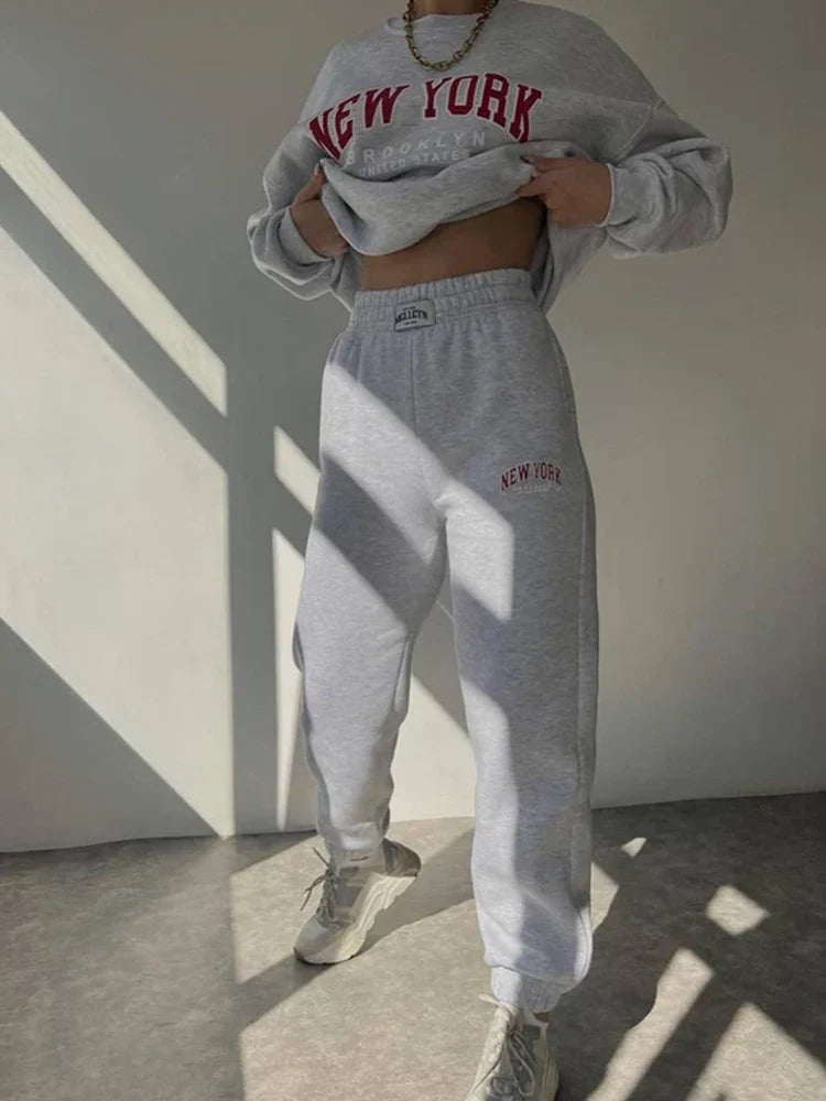 Dames tweedelige lounge set met oversized fit. Comfortabele katoenmix voor casual kleding, perfect als stijlvol joggingpak.