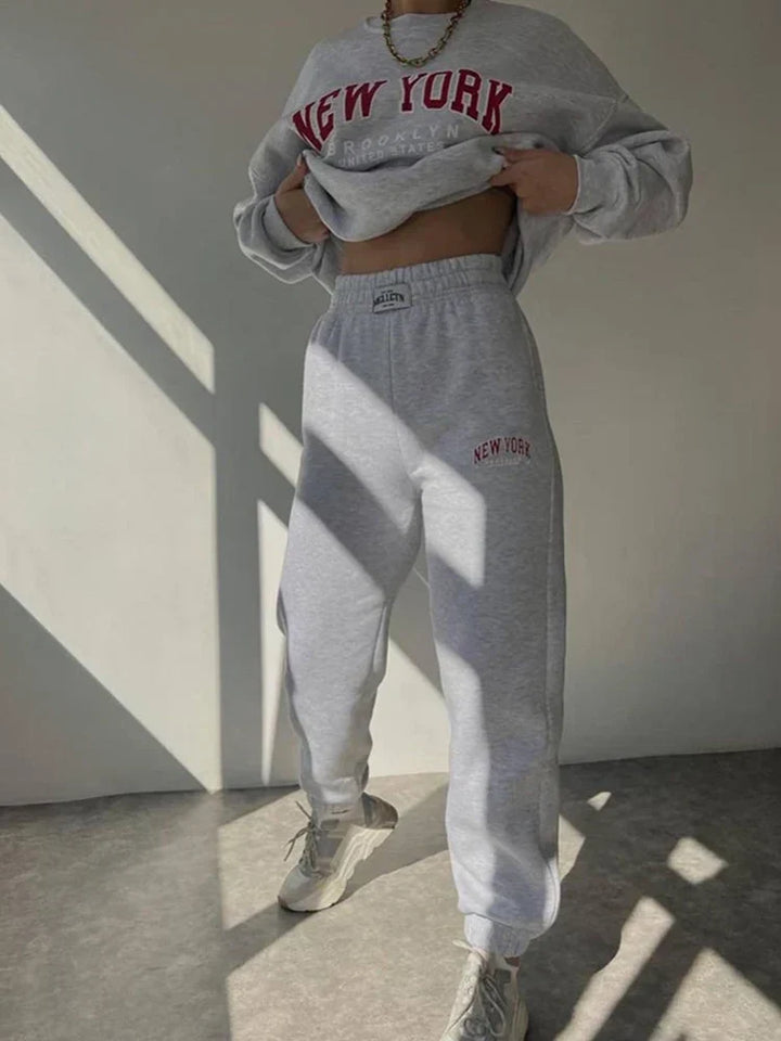 Dames tweedelige lounge set met oversized fit. Comfortabele katoenmix voor casual kleding, perfect als stijlvol joggingpak.