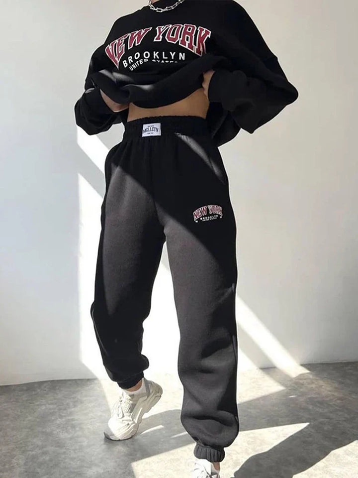 Trendy dames huispak: comfortabele lounge set in mode-bewuste stijl. Tweedelig joggingpak met zachte katoenmix.