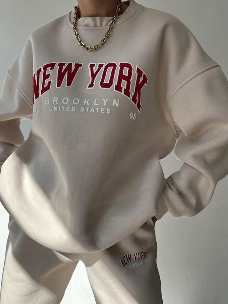 Dames joggingpak met oversized fit, ideaal voor streetstyle. Comfortabele tweedelige lounge set van zachte katoenmix.