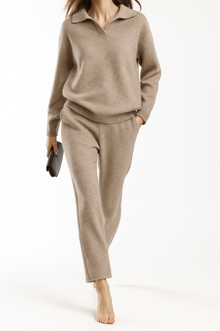 Comfortabele dames loungewear set met polotrui en hoge taille broek, ideaal voor ontspannen dagen thuis.
