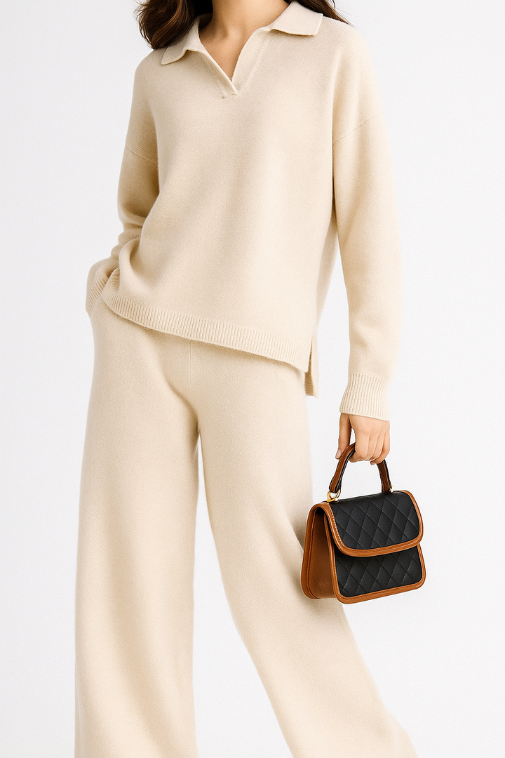 Model draagt een stijlvolle tweedelige dames loungewear set: polotrui en hoge taille broek, casual chic.