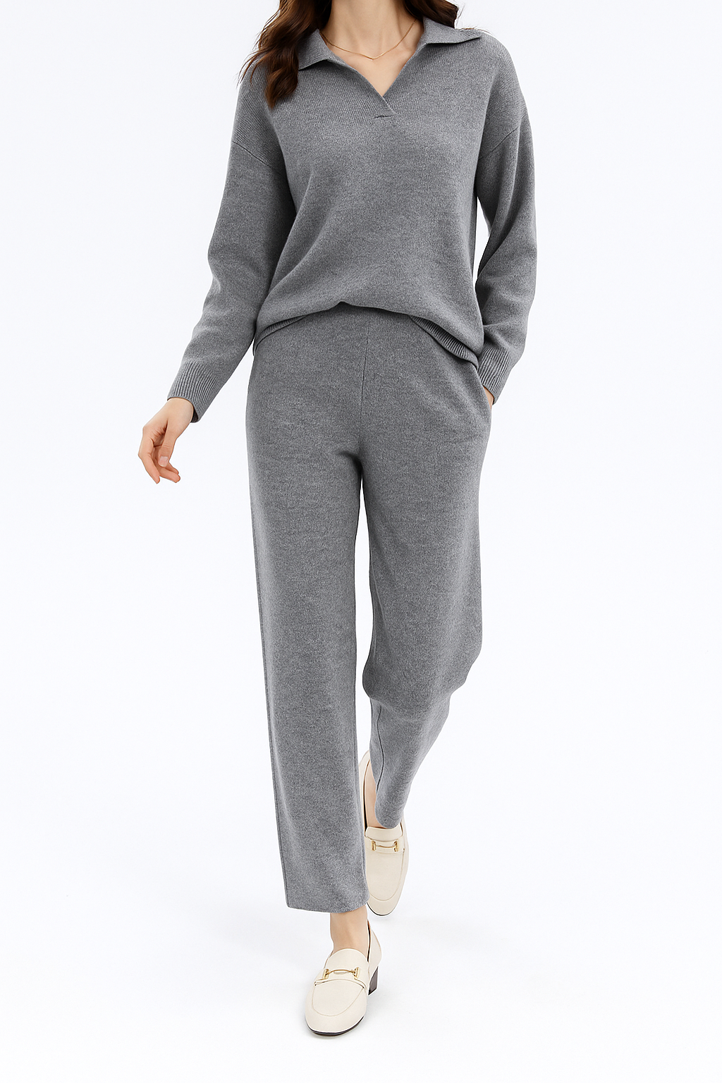 Tweedelige dames loungewear set, netjes opgevouwen: een trendy polotrui en een comfortabele hoge taille broek.