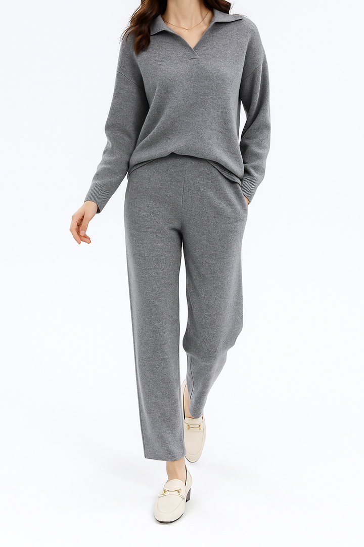 Tweedelige dames loungewear set, netjes opgevouwen: een trendy polotrui en een comfortabele hoge taille broek.