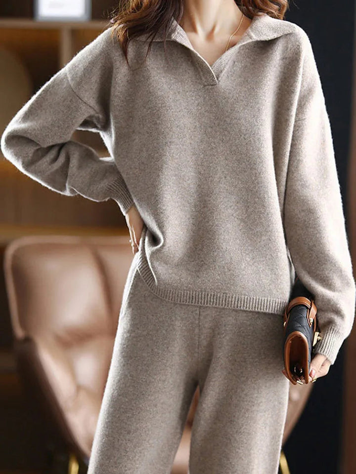 Zijaanzicht van de dames loungewear set met polotrui en hoge taille broek, toont een flatterend ontspannen silhouet.