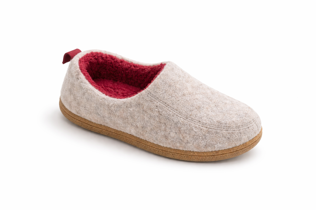 Zijaanzicht van warme dames huisschoenen, orthopedisch en antislip met dikke comfortabele traagschuim zool.