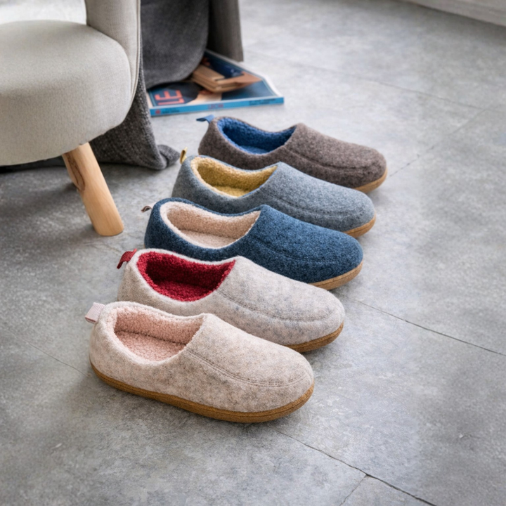 Model draagt comfortabele dames orthopedische pantoffels; warme binnenschoenen met stevige antislip zool.