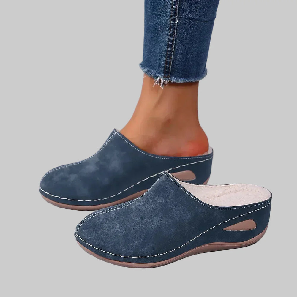 Orthopedische instappantoffels voor dames, bieden optimale ondersteuning en comfort voor gezonde voeten thuis.