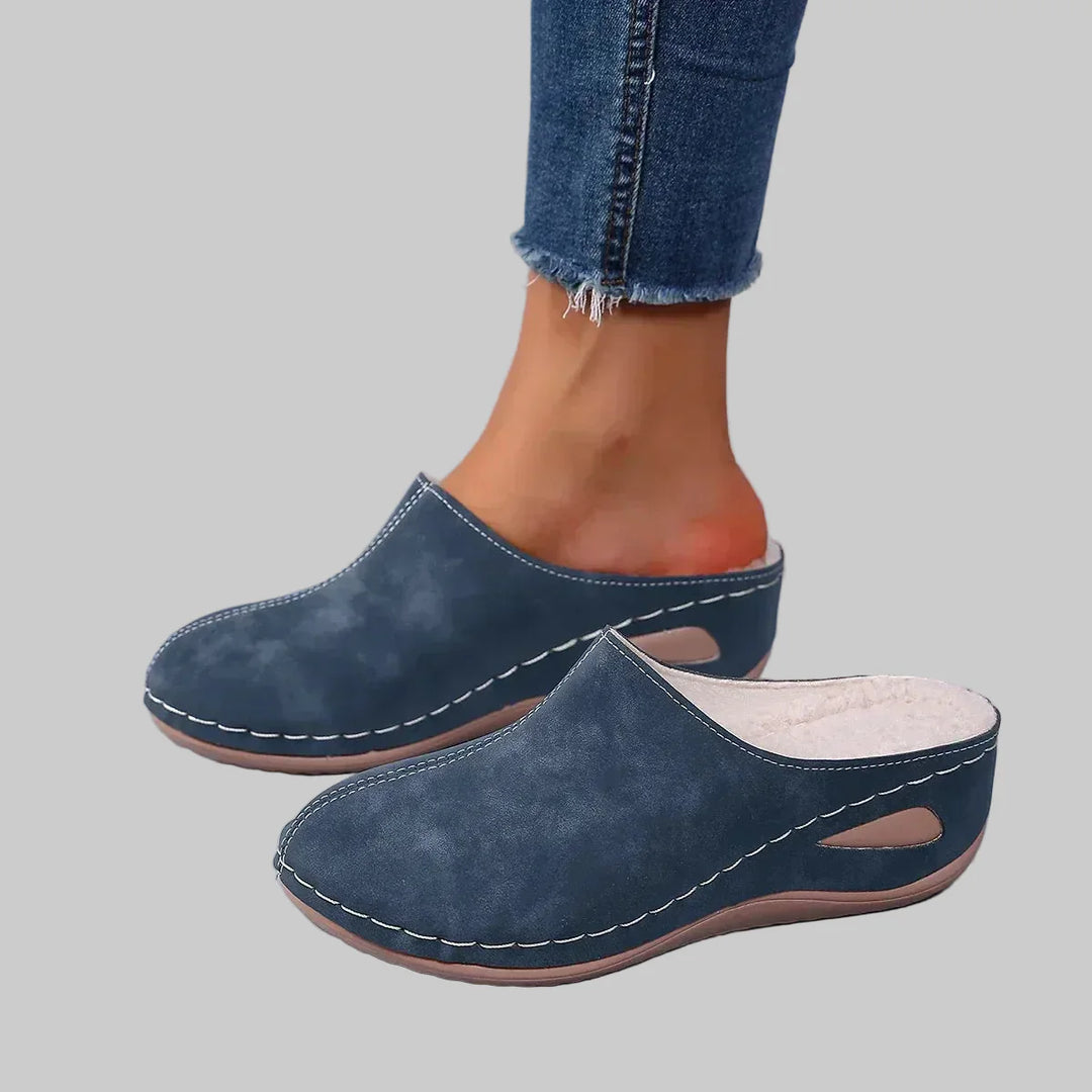 Orthopedische instappantoffels voor dames, bieden optimale ondersteuning en comfort voor gezonde voeten thuis.