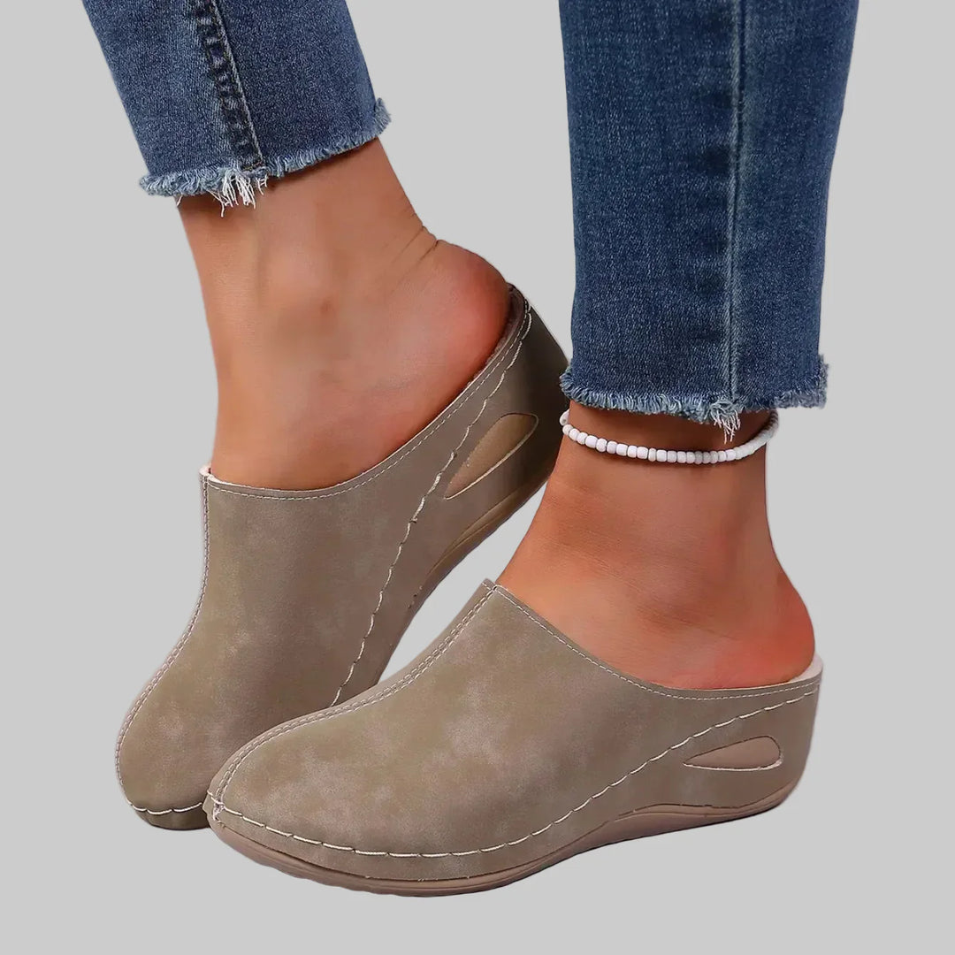 Makkelijke instappers voor dames, orthopedische huisschoenen voor ultiem comfort en relaxatie na een lange dag.