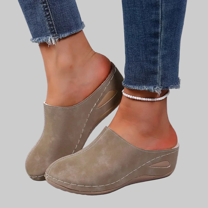 Makkelijke instappers voor dames, orthopedische huisschoenen voor ultiem comfort en relaxatie na een lange dag.